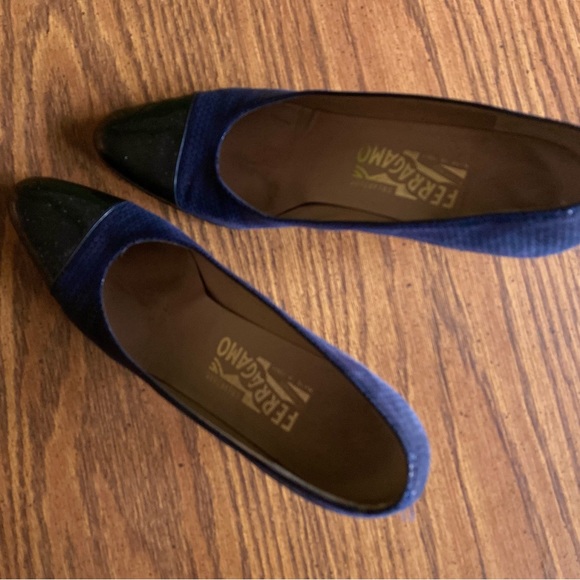Classic Navy Ferragamo size 9 1/2 - Picture 6 of 6